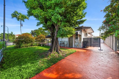 House in West Miami, Florida 3 bedrooms, 135.64 sq.m. № 1942988 - photo 28