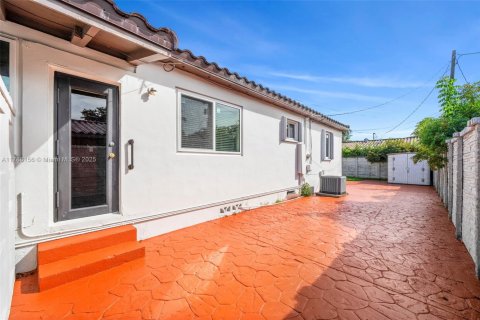 House in West Miami, Florida 3 bedrooms, 135.64 sq.m. № 1942988 - photo 24