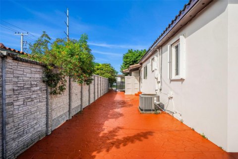 House in West Miami, Florida 3 bedrooms, 135.64 sq.m. № 1942988 - photo 25