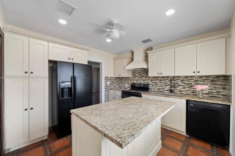 House in West Miami, Florida 3 bedrooms, 135.64 sq.m. № 1942988 - photo 6