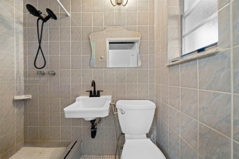 House in West Miami, Florida 3 bedrooms, 135.64 sq.m. № 1942988 - photo 23