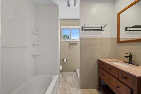 House in West Miami, Florida 3 bedrooms, 135.64 sq.m. № 1942988 - photo 15