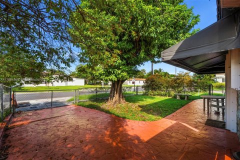 House in West Miami, Florida 3 bedrooms, 135.64 sq.m. № 1942988 - photo 27