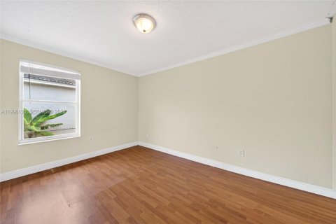 House in Miami, Florida 4 bedrooms, 155.52 sq.m. № 2060333 - photo 17