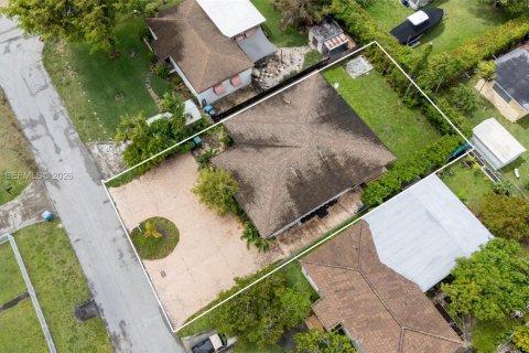 House in Miami, Florida 4 bedrooms, 155.52 sq.m. № 2060333 - photo 29