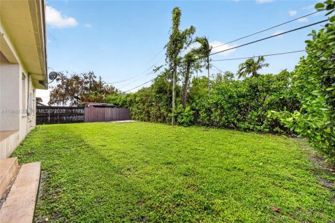 House in Miami, Florida 4 bedrooms, 155.52 sq.m. № 2060333 - photo 20