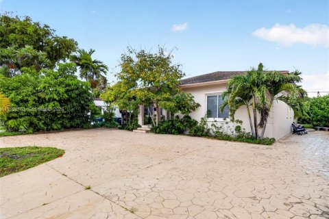 House in Miami, Florida 4 bedrooms, 155.52 sq.m. № 2060333 - photo 2