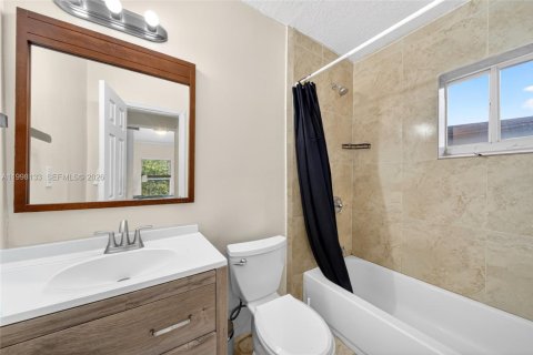 House in Miami, Florida 4 bedrooms, 155.52 sq.m. № 2060333 - photo 14