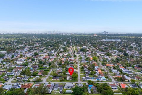 House in Miami, Florida 4 bedrooms, 155.52 sq.m. № 2060333 - photo 26