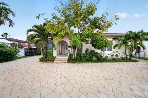 House in Miami, Florida 4 bedrooms, 155.52 sq.m. № 2060333