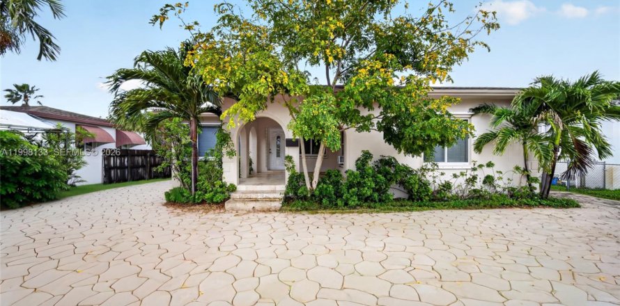 House in Miami, Florida 4 bedrooms, 155.52 sq.m. № 2060333