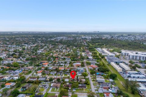 House in Miami, Florida 4 bedrooms, 155.52 sq.m. № 2060333 - photo 27