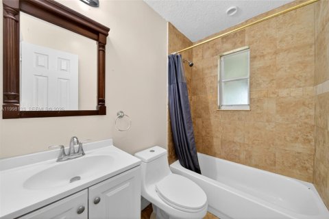 House in Miami, Florida 4 bedrooms, 155.52 sq.m. № 2060333 - photo 19