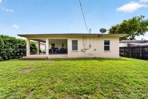 House in Miami, Florida 4 bedrooms, 155.52 sq.m. № 2060333 - photo 22