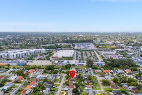 House in Miami, Florida 4 bedrooms, 155.52 sq.m. № 2060333 - photo 28