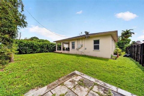 House in Miami, Florida 4 bedrooms, 155.52 sq.m. № 2060333 - photo 21