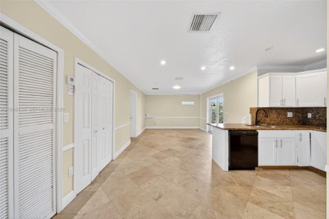 House in Miami, Florida 4 bedrooms, 155.52 sq.m. № 2060333 - photo 11