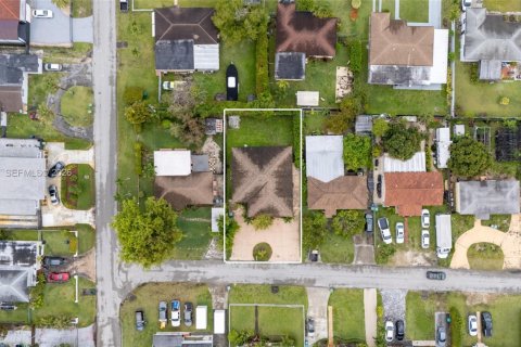 House in Miami, Florida 4 bedrooms, 155.52 sq.m. № 2060333 - photo 24