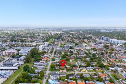 House in Miami, Florida 4 bedrooms, 155.52 sq.m. № 2060333 - photo 25