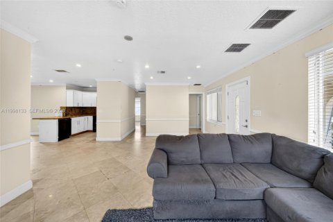 House in Miami, Florida 4 bedrooms, 155.52 sq.m. № 2060333 - photo 10