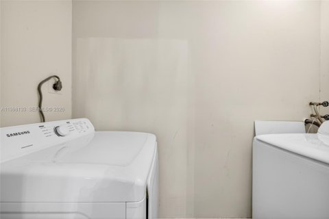 House in Miami, Florida 4 bedrooms, 155.52 sq.m. № 2060333 - photo 23