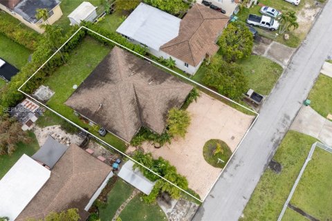 House in Miami, Florida 4 bedrooms, 155.52 sq.m. № 2060333 - photo 30