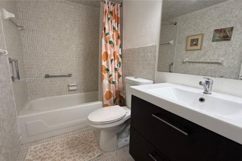 Condo in Miami, Florida, 2 bedrooms  № 1710431 - photo 15