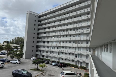 Condo in Miami, Florida, 2 bedrooms  № 1710431 - photo 2