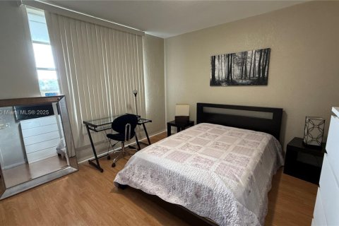 Condo in Miami, Florida, 2 bedrooms  № 1710431 - photo 13