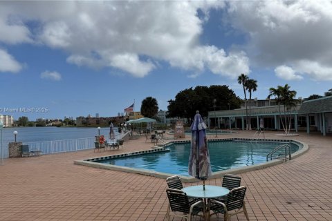 Condo in Miami, Florida, 2 bedrooms  № 1710431 - photo 19