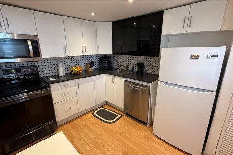 Condo in Miami, Florida, 2 bedrooms  № 1710431 - photo 5