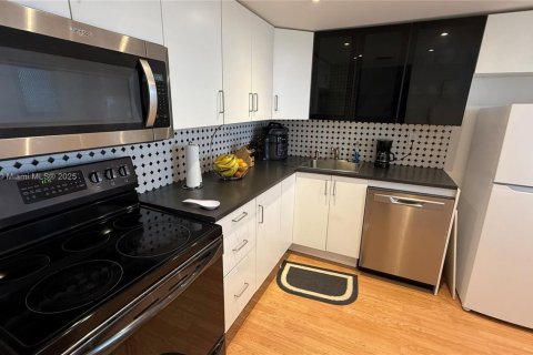 Condo in Miami, Florida, 2 bedrooms  № 1710431 - photo 6