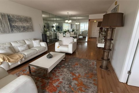 Condo in Miami, Florida, 2 bedrooms  № 1710431 - photo 4