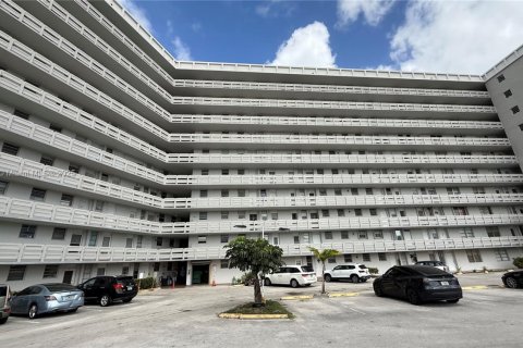 Condo in Miami, Florida, 2 bedrooms  № 1710431 - photo 1