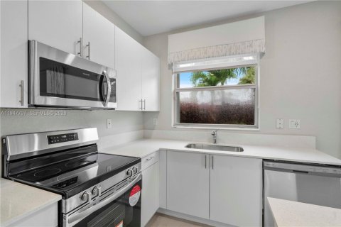 Townhouse in Homestead, Florida 3 bedrooms, 123.37 sq.m. № 2003859 - photo 13