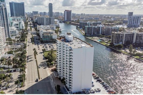 Condominio en Hollywood, Florida, 1 dormitorio  № 2186230