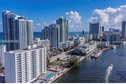Condominio en venta en Hollywood, Florida, 1 dormitorio, 84.17 m2 № 2186230 - foto 2