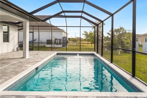 House in Cape Coral, Florida 4 bedrooms, 153.94 sq.m. № 2108734 - photo 13