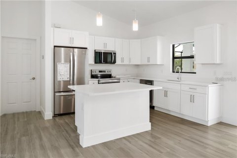 House in Cape Coral, Florida 4 bedrooms, 153.94 sq.m. № 2108734 - photo 4