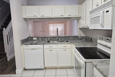 Townhouse in Brandon, Florida 2 bedrooms, 103.12 sq.m. № 1878087 - photo 5