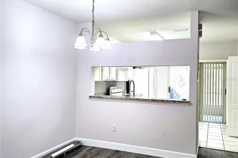 Townhouse in Brandon, Florida 2 bedrooms, 103.12 sq.m. № 1878087 - photo 6