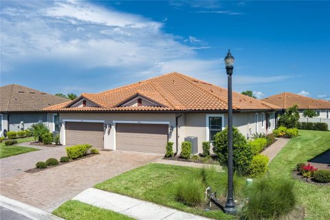 House in Palmetto, Florida 2 bedrooms, 146.97 sq.m. № 1916161 - photo 1