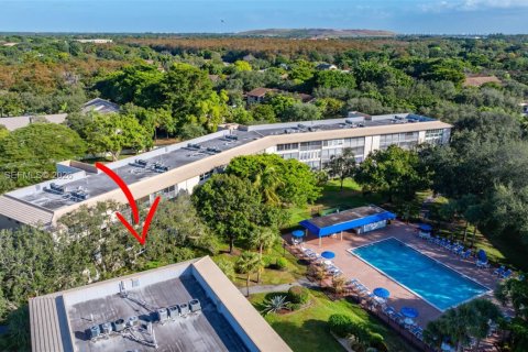 Condo in Coconut Creek, Florida, 2 bedrooms № 1995221 - photo 4