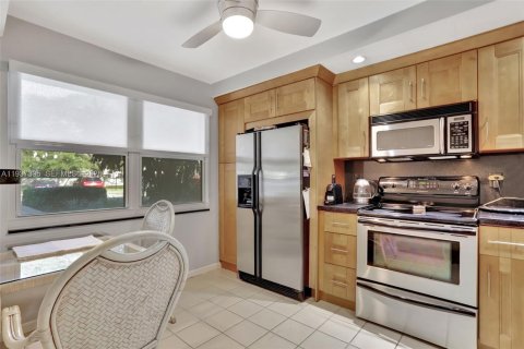 Condo in Coconut Creek, Florida, 2 bedrooms № 1995221 - photo 15