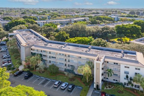 Condo in Coconut Creek, Florida, 2 bedrooms № 1995221 - photo 2