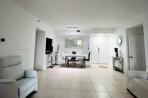 Condo in Doral, Florida, 3 bedrooms № 1984395 - photo 13