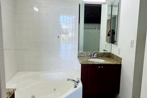 Condo in Doral, Florida, 3 bedrooms № 1984395 - photo 18
