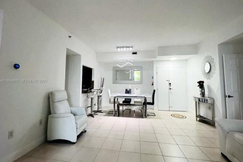 Condo in Doral, Florida, 3 bedrooms № 1984395 - photo 12