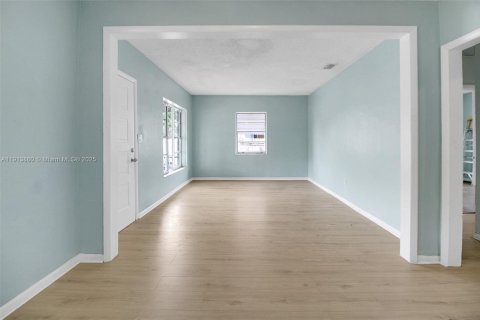 Propiedad comercial en venta en Miami, Florida, 159.42 m2 № 1970373 - foto 5