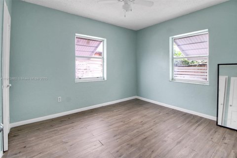 Propiedad comercial en venta en Miami, Florida, 159.42 m2 № 1970373 - foto 4
